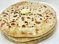 Aloo paratha con burro