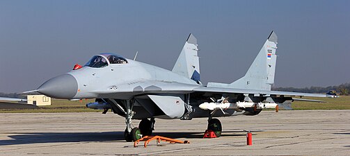 Jaktflygplan av modellen Mikojan-Gurevitj MiG-29, ursprungligen från Ryssland, men målad i serbiska färger.