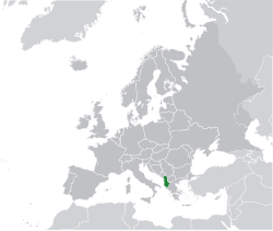 Localização da Albânia (em verde) No continente europeu (em cinza escuro)