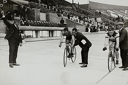 Mazairac (links) aan de start voor de halve finale van de 1000m sprint op de Olympische Spelen van 1928 tegen Willy Falck Hansen.