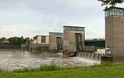 Wehr in Drakenburg, im Hintergrund das Kraftwerk