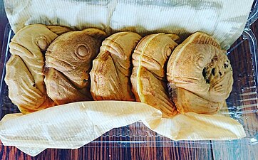 Round taiyaki in the form of coiled fishes, sold in Gunma