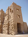 Vista della torre migdol a Medinet Habu