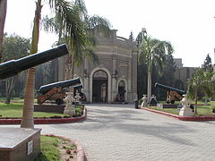 Vue depuis le jardin de l'entrée du musée du Palais d'Abedin