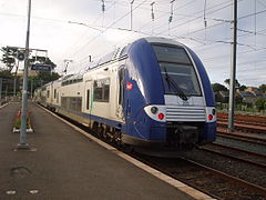 Vue d’une locomotive en gare.