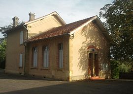 The town hall in Pouy-Loubrin