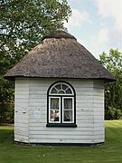 Dieses Bild zeigt ein Baudenkmal. Hölzerner Garten-Pavillion Geschenk der dänischen Königin Fahltskamp 30 Baujahr: 1819