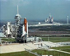 20/09/1990 - een zeldzaam beeld van twee space shuttles (STS-35 & STS-41) op het lanceerplatform 39 op het Kennedy Space Centre. Discovery start vanaf LC-39B op de achtergrond, Columbia start vanaf LC-39A op de voorgrond