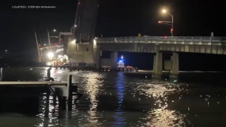 Boat strikes the Middle Thorofare Bridge