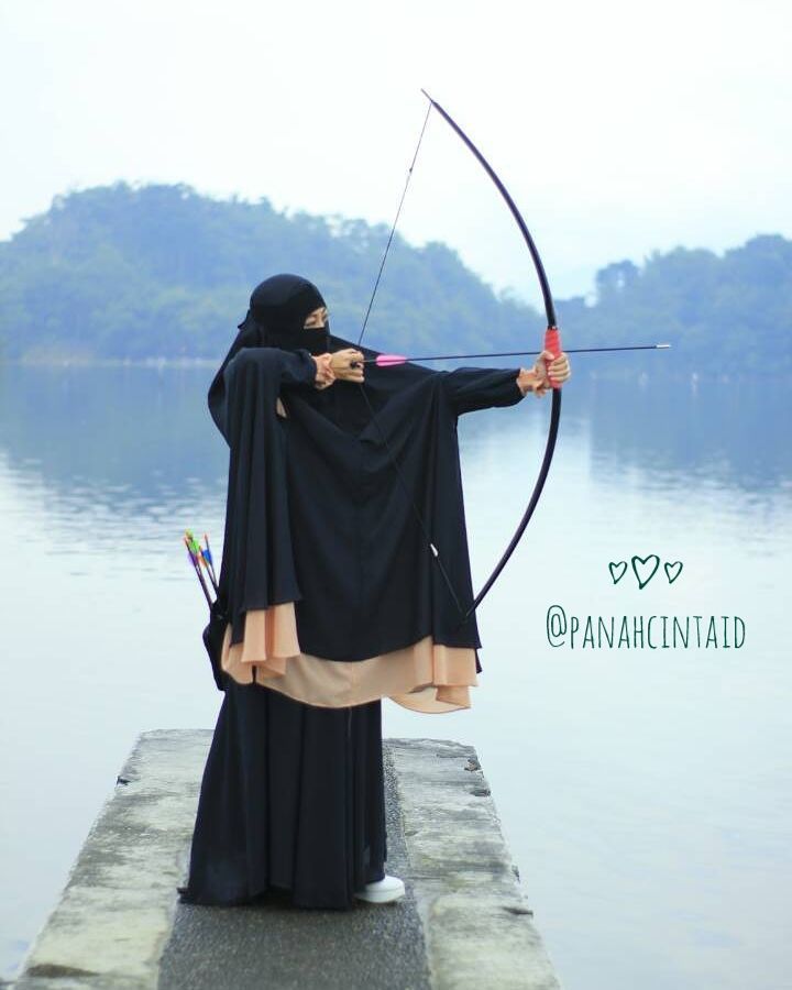 Gambar Wanita Muslimah Memanah