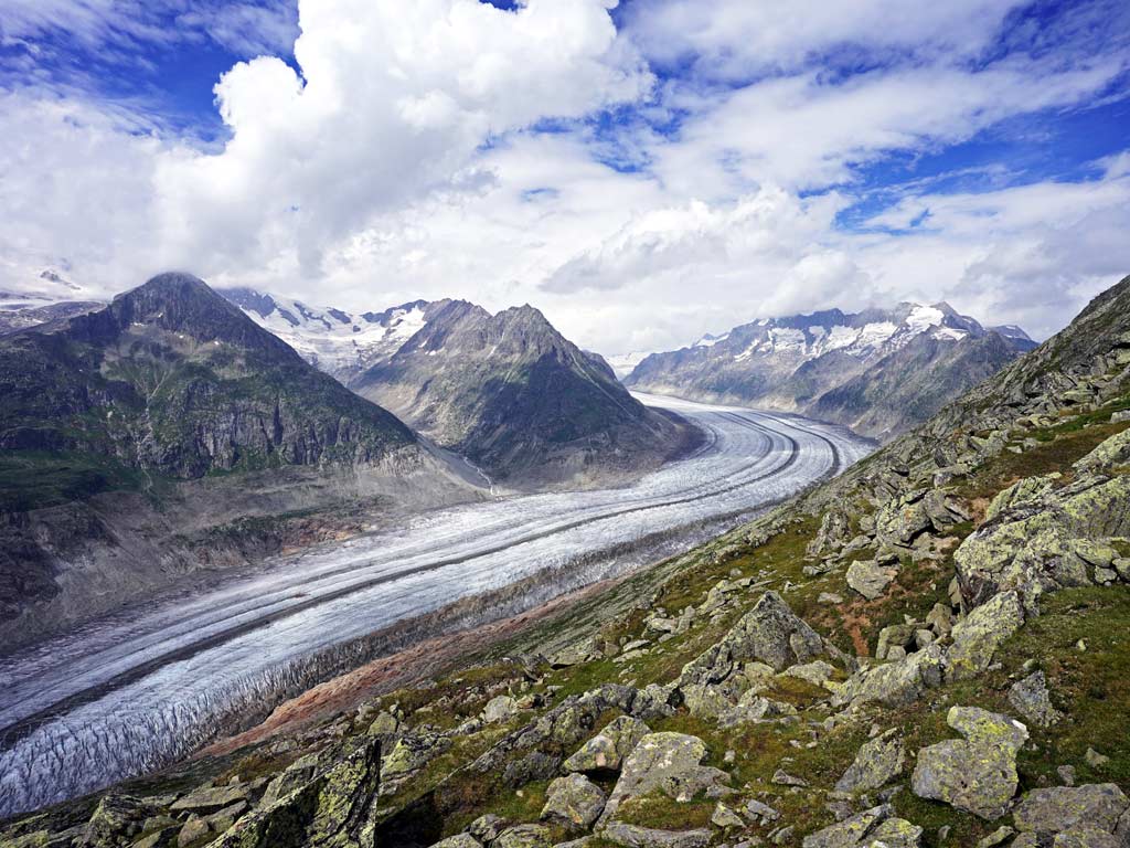 Ausblick vom felsigen Gelände auf den Aletschgletscher am Bettmerhorn