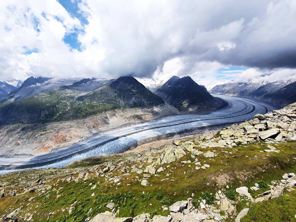 Die fehlende Vegetation an der gegenüberliegenden Bergflanke lässt erahnen, wie weit der Aletschgletscher früher emporragte