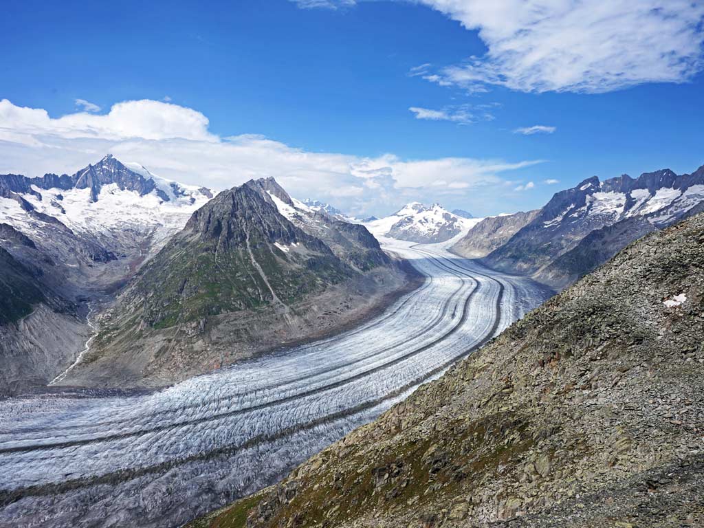 Blick vom Eggishorn über den riesigen Aletschgletscher bis zum Konkordiaplatz mit Trugberg und Mönch im Hintergrund