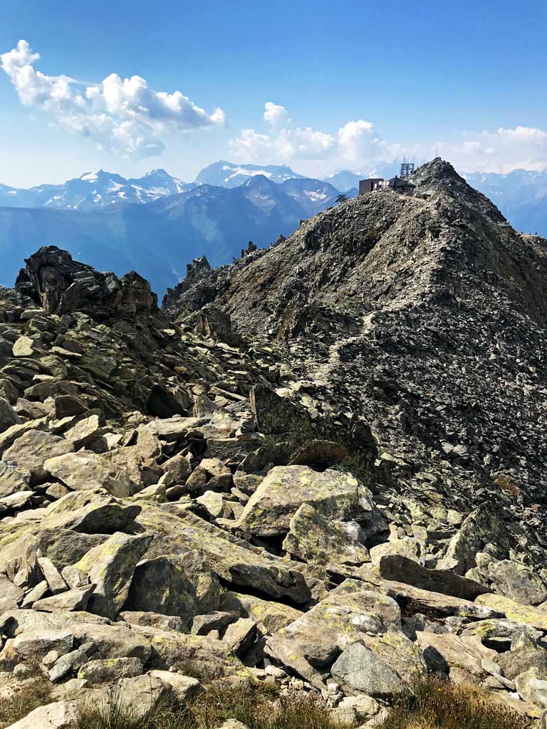 Steiniger Bergpfad aufs Eggishorn inmitten der Geröllhalden