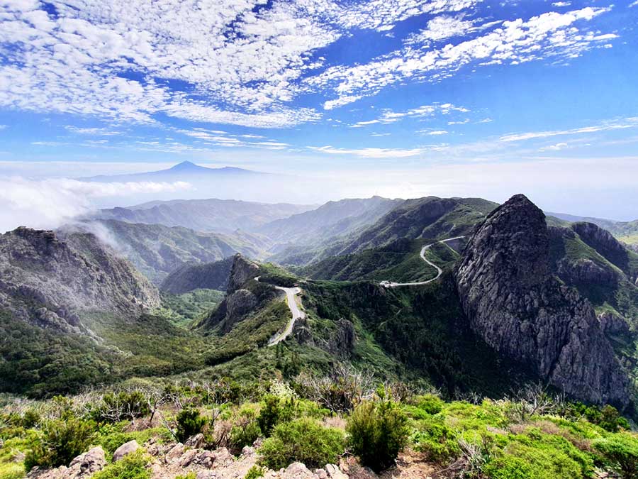 Autofahren auf La Gomera Tipps: Kurvenreiche Strasse führt durch eine spektakuläre Berglandschaft und bietet traumhafte Aussichten während der Fahrt