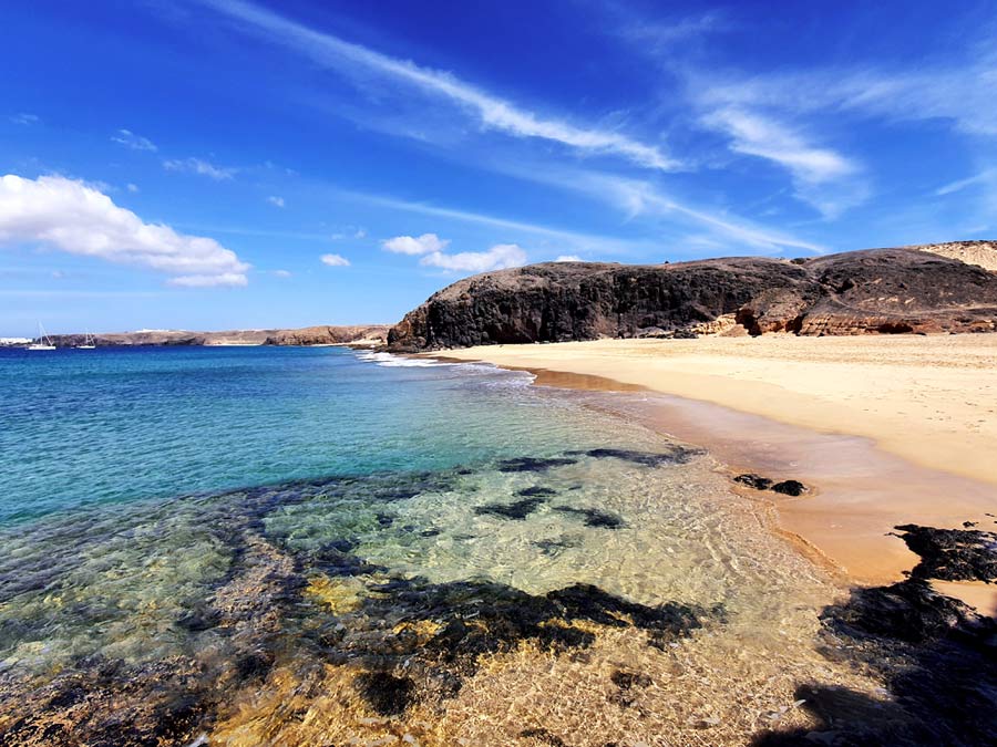 Lanzarote Aktivitäten & Ausflüge Tipps: Schöner Strand im Süden von Lanzarote mit hellem Sand