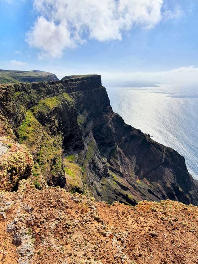 Lanzarote im Februar Erfahrungen Wetter: Nach einigen Regenfällen leuchten sogar die Steilklippen grün