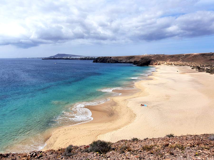 Lanzarote im Winter Baden Erfahrungen: Schöne Badebucht auf Lanzarote im Winter mit bewölktem Himmel