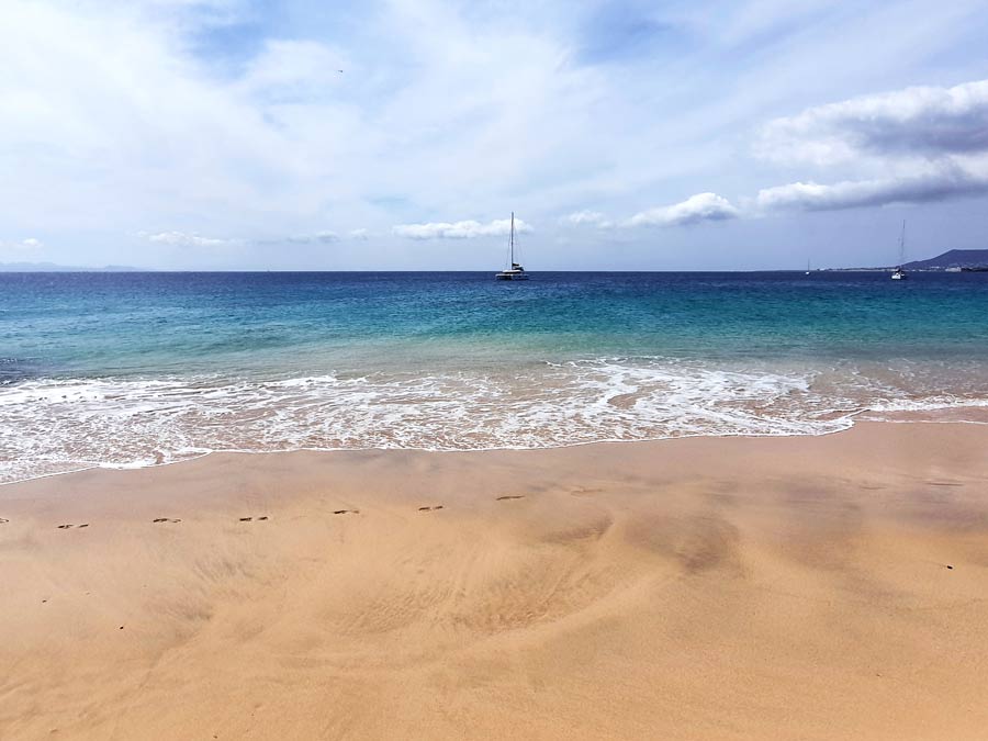 Lanzarote im Winter Baden Erfahrungen: Schöne Badebucht auf Lanzarote im Winter mit bewölktem Himmel