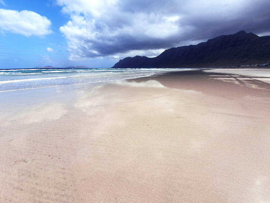 Lanzarote im Winter Erfahrungen Klima: Eine Wolkendecke hängt über den Steilklippen am beliebten Surferstrand Playa de Famara