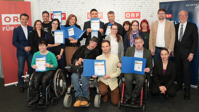 Gruppenbild mit den Preisträger:innen des Medienpreises