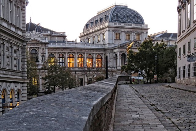 Ich starte mit dem Anblick der Universität Wien, von der Mölkerbastei aus (die Mauerkrone, die den Blick durchs Bild  leitet, ist jene der ehemaligen Stadtbefestigung), der Engel krönt das Liebenberg-Denkmal unterhalb der Stadtmauer-Reste