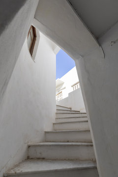 Treppe durch Torbogen auf Naxos Griechenland