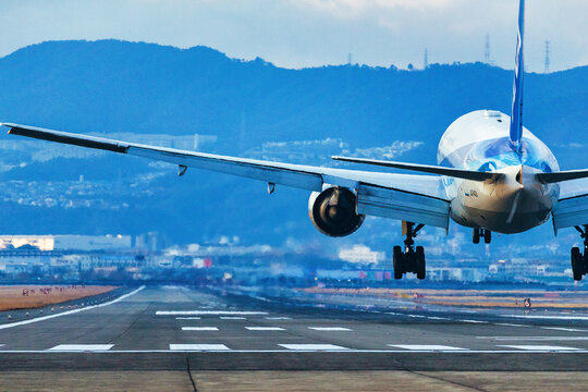 着陸する航空機・大阪国際空港（伊丹空港）,大阪府豊中市