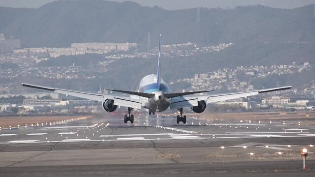 大阪伊丹空港離発着は聖地、千里川土手で見物