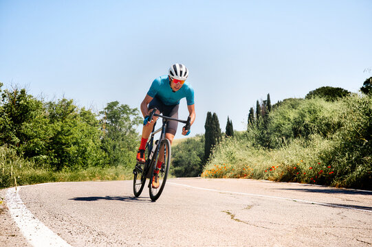 Rennradfahrer beim sprinten