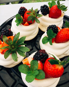 Merengue tipo pavlovas individuales de frutos rojos 