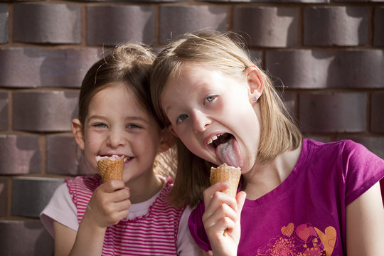 Fröhliche Kinder mit Eis