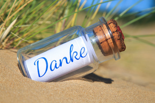 Flaschenpost am Strand: Danke