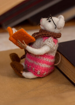 Decorative felted toy mouse rat reading a book, handmade toys	