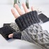 Armstulpen "Highland Mitts" mit Zopfmuster, Strickanleitung für 3 Größen