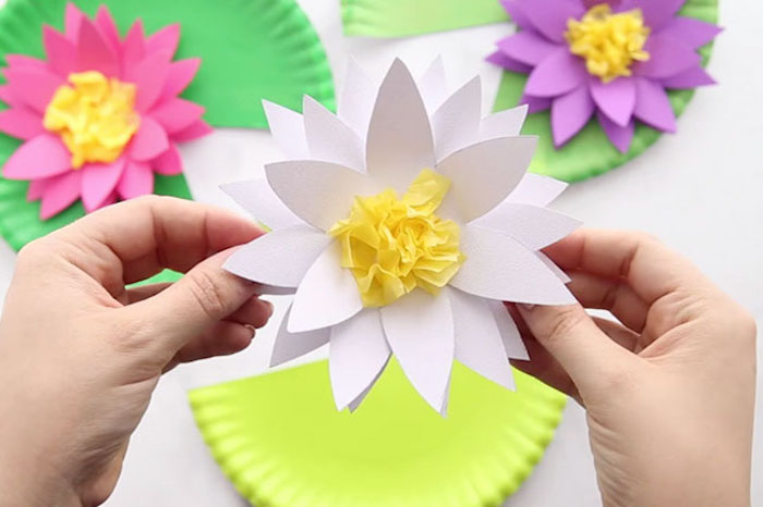 Bunte Wasserlilien basteln aus Karton und Krepppapier, Blumen basteln mit Kindern 