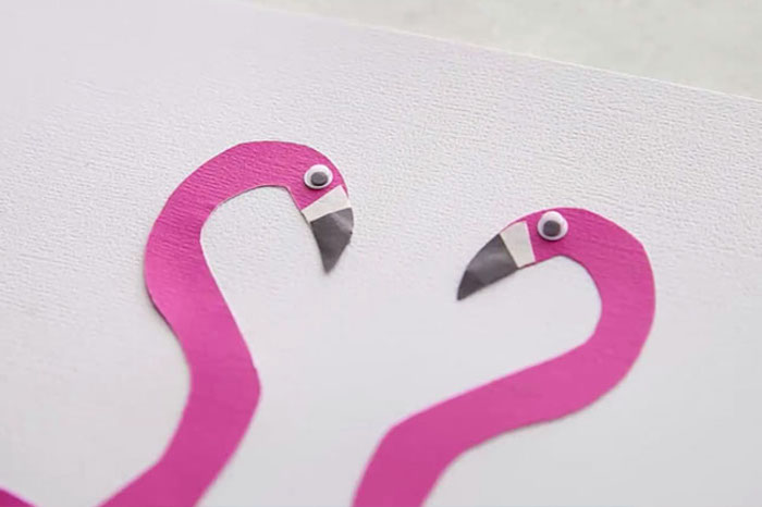 Ideen für Basteln mit Kindern im Sommer, Handabdruck Flamingos aus Papier schneiden 