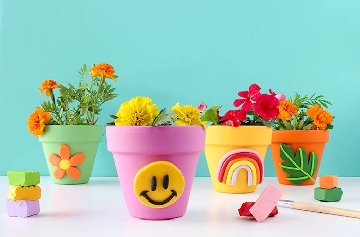 Blumentöpfe bunt bemalen, Figuren aus Modelliermasse, Blume und Regenbogen, Smiley Gesicht und Blatt