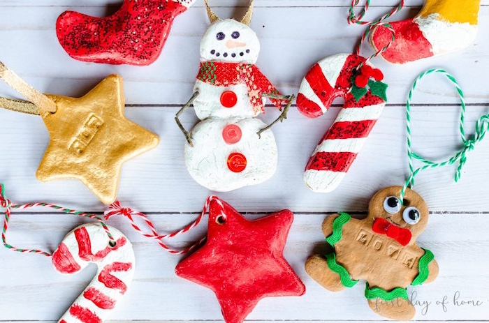 Christbaumschmuck mit Kindern basteln, Weihnachtsfiguren aus Teig ausstechen 