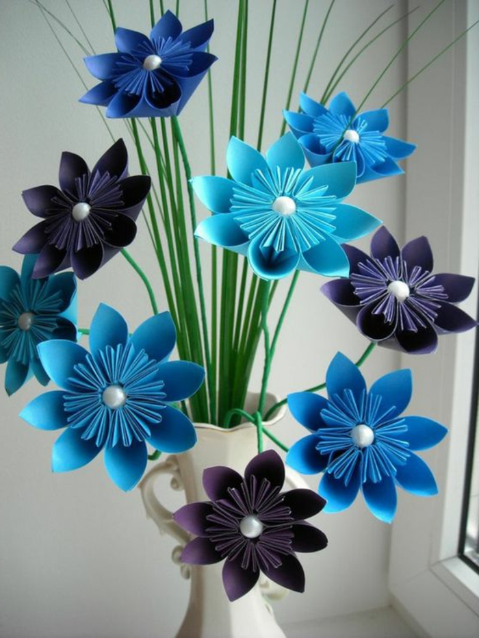 Papierblumen Origami Farbe Blau und Lila Vase in dem Landhausstil