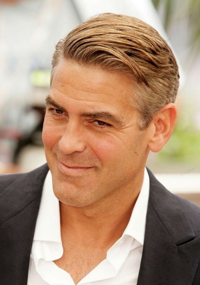 männer haarschnitt wie george clooney, idee, mann mit weißem haar färbt sich die haare mit dunkelblonder farbe, schauspieler style