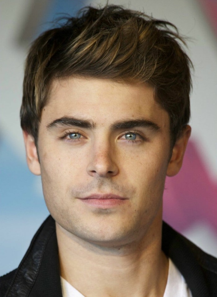 undercut männer, zac efron stil idee, lässiger look blaue augen und dunkle haare, teenager idol