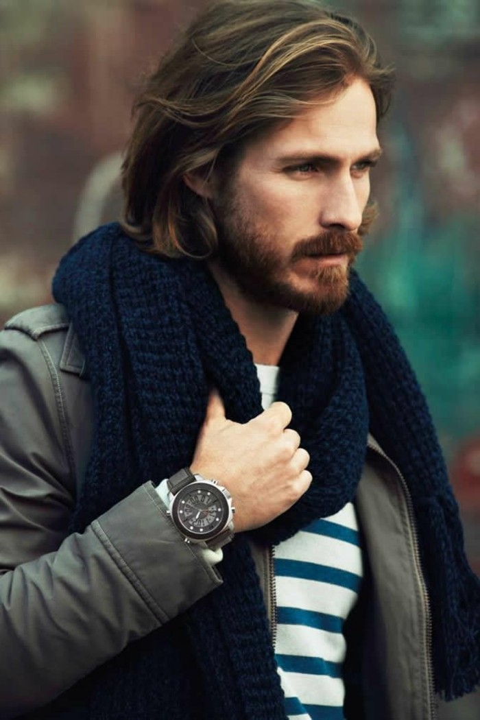 herren frisuren, stil idee für einen mann mit langen haaren, lässiger sportlich eleganter stil, schal, jacke, pullover und einen coolen armbanduhr, mann mit strähnen in den haaren, mustache und bart