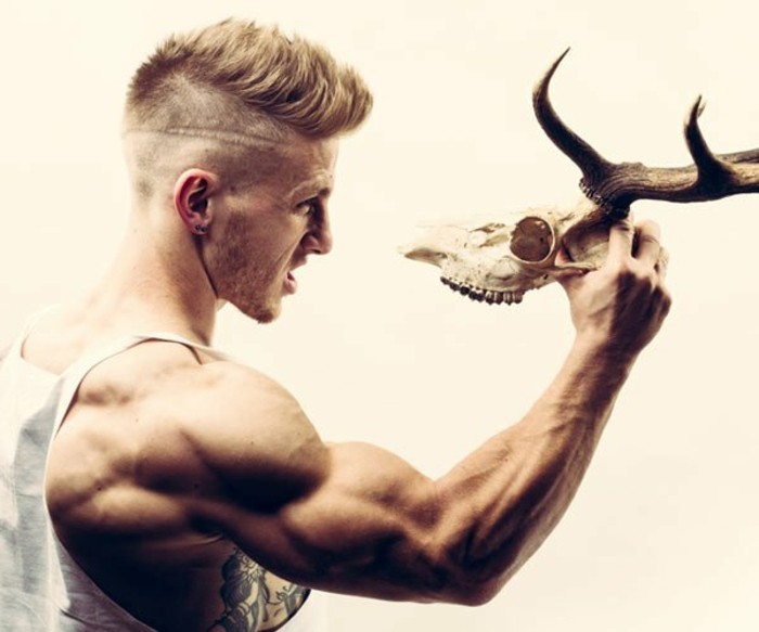 männer haarschnitt ideen, ein junger blonder mann mit undercut frisur, muskel fitnessfreak