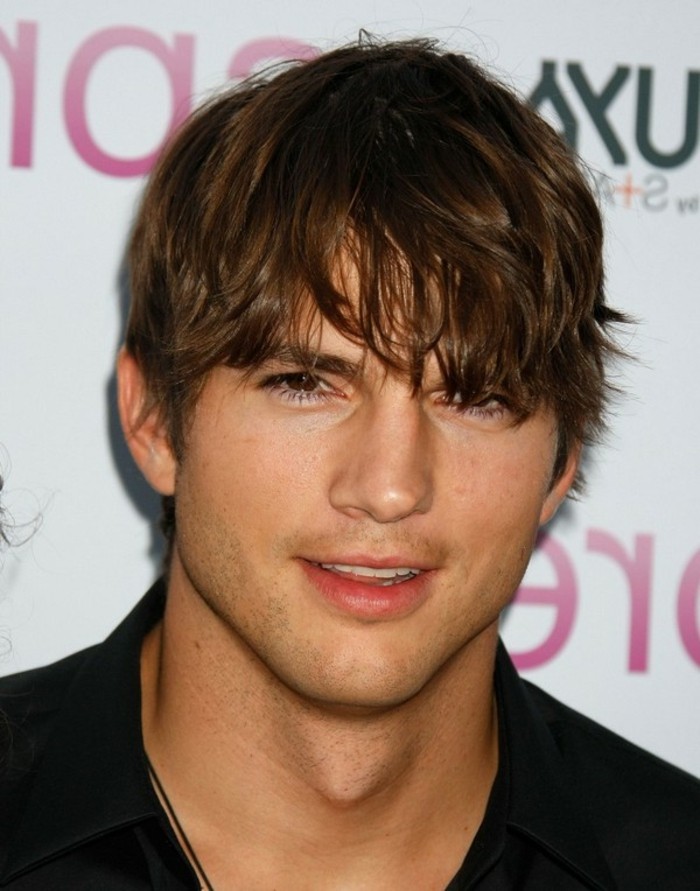 undone look haarstyle inspo von ashton kutcher, mittellange haare lässig tragen glatt rasierter mann