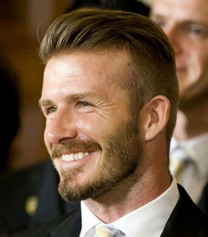 männer frisuren, david beckham style blonder mann, bart und haare, hemd mit sakko kombinieren