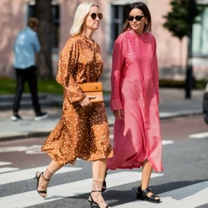 sommerkleider street style zwei frauen in langen kleidern pink und ocker sommer kleidung damen stylish und bequem