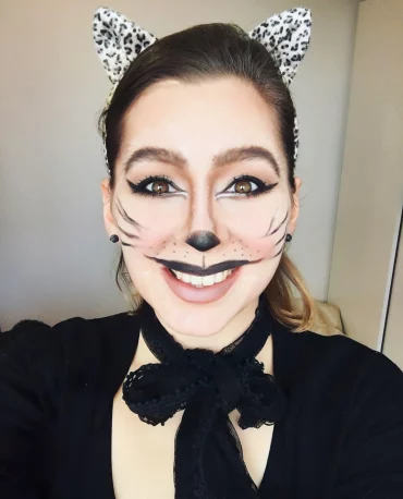 katzenkostüm und make up für halloween katzenohren