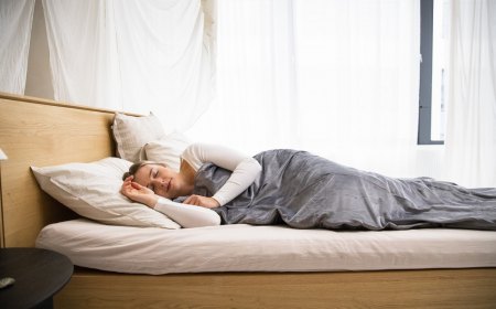 junge frau schlaeft im bett im schlafzimmer