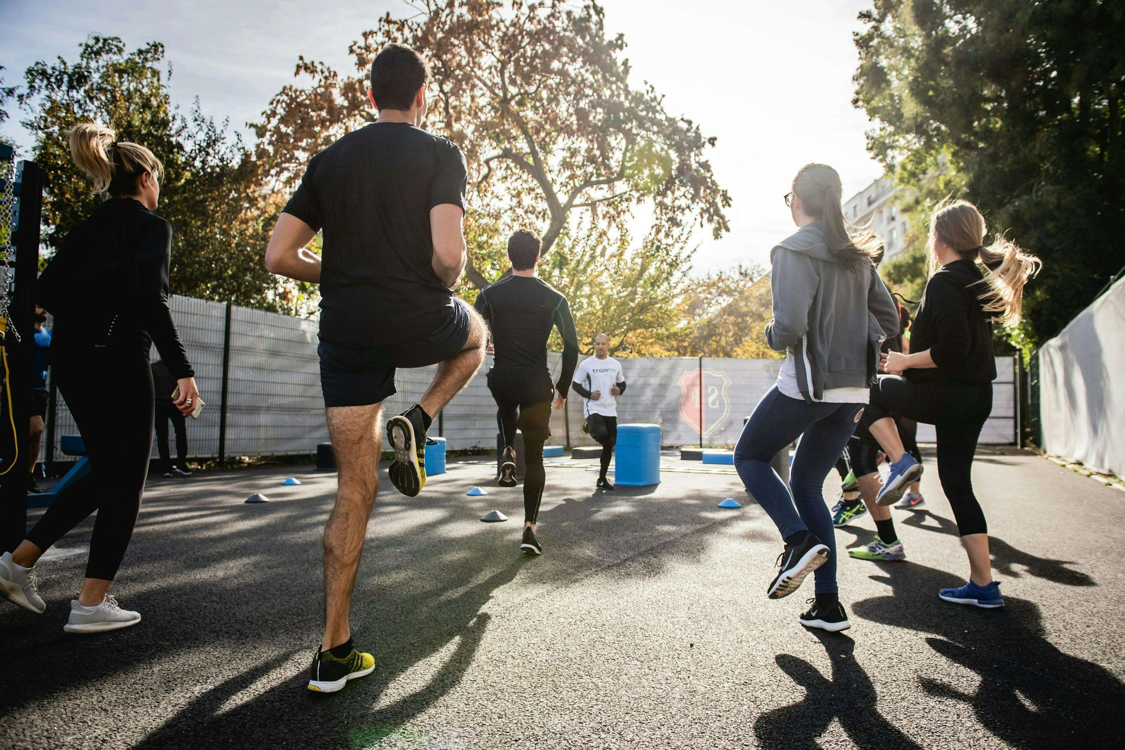 Gruppengymnastik: Fitness Training im Freien mit motivierten Teilnehmern und Equipment.